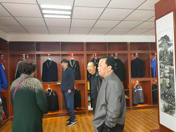 甘肅省文史館原館長(zhǎng)劉醒初、 隴南市政協(xié)原副主席張俊蘭一行到蘭州耐特服飾有限公司隴南生產(chǎn)基地參觀(guān)